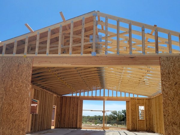 Typhoon Builders roof truss and wall framing on an Arizona build